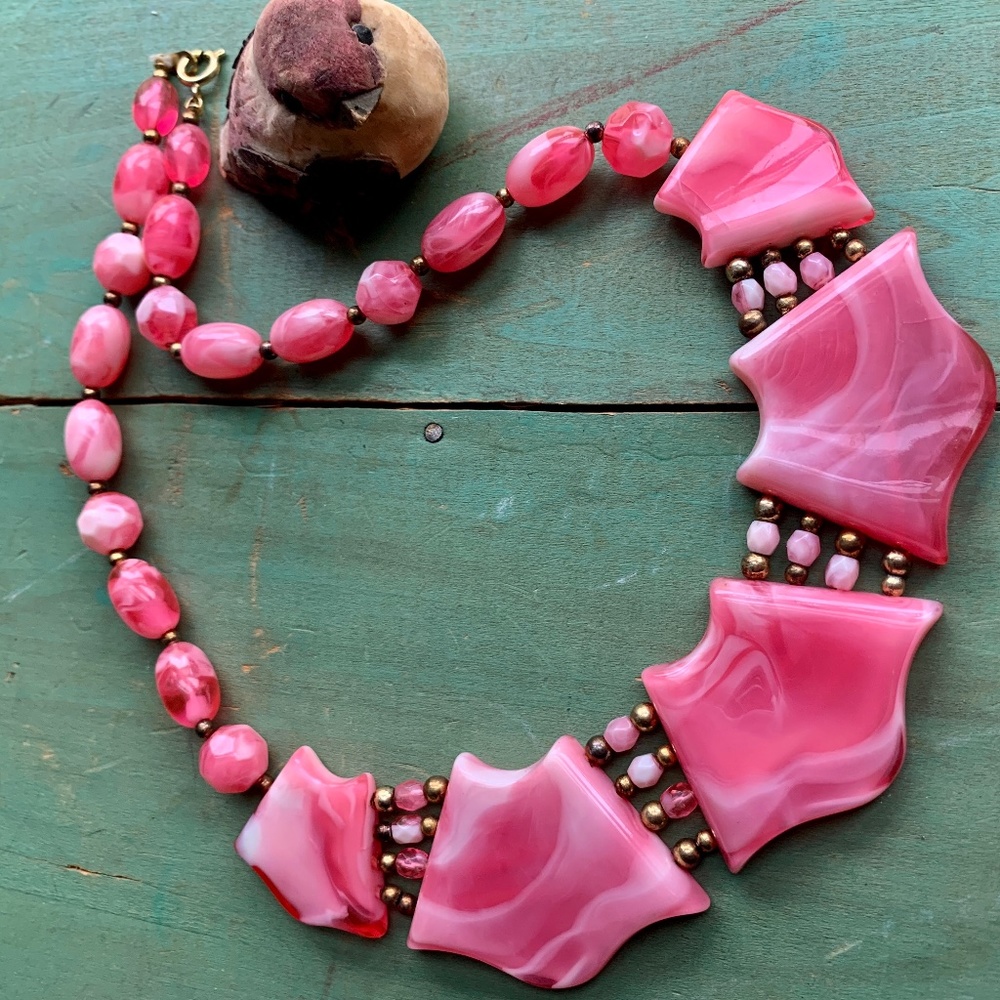 💖 Mid-Century Bubble Gum Pink Swirl Lucite Necklace - Pink 60s Lucite Necklace